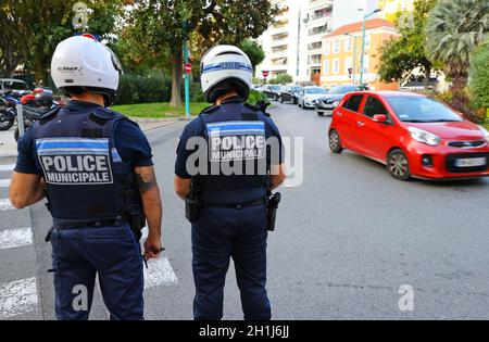 Menton, Frankreich. Oktober 2021. Menton, Frankreich - 18. Oktober 2021: Polizei kontrolliert Verkehrsgeschwindigkeit und Verkehrslärm. Polizei, Municipale, Municipal, Polizei, Kraft, Mandoga Media Deutschland Kredit: dpa/Alamy Live Nachrichten Stockfoto