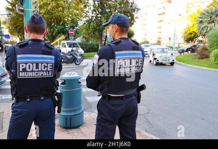 Menton, Frankreich. Oktober 2021. Menton, Frankreich - 18. Oktober 2021: Polizei kontrolliert Verkehrsgeschwindigkeit und Verkehrslärm. Polizei, Municipale, Municipal, Polizei, Kraft, Mandoga Media Deutschland Kredit: dpa/Alamy Live Nachrichten Stockfoto