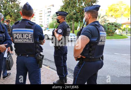 Menton, Frankreich. Oktober 2021. Menton, Frankreich - 18. Oktober 2021: Polizei kontrolliert Verkehrsgeschwindigkeit und Verkehrslärm. Polizei, Municipale, Municipal, Polizei, Kraft, Mandoga Media Deutschland Kredit: dpa/Alamy Live Nachrichten Stockfoto