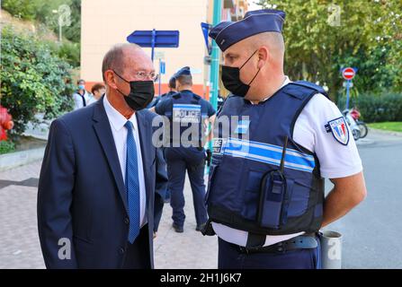 Menton, Frankreich - 18. Oktober 2021: Die Polizei kontrolliert mit Jean-Claude Guibal (Bürgermeister von Menton und Präsident der Gemeinschaft der französischen Riviera) die Verkehrsgeschwindigkeit und den Verkehrslärm. Mandoga Media Deutschland Stockfoto