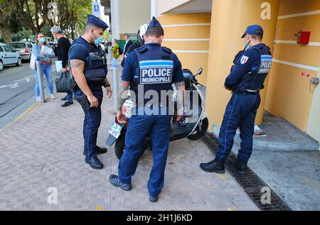 Menton, Frankreich. Oktober 2021. Menton, Frankreich - 18. Oktober 2021: Polizei kontrolliert Verkehrsgeschwindigkeit und Verkehrslärm. Polizei, Municipale, Municipal, Polizei, Kraft, Mandoga Media Deutschland Kredit: dpa/Alamy Live Nachrichten Stockfoto