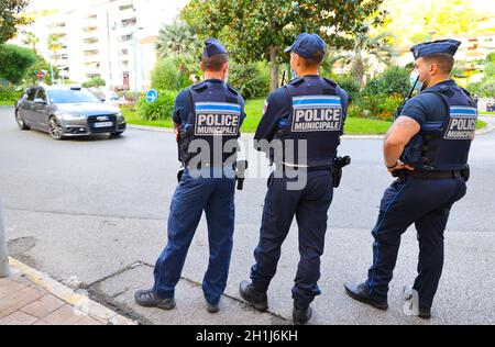 Menton, Frankreich. Oktober 2021. Menton, Frankreich - 18. Oktober 2021: Polizei kontrolliert Verkehrsgeschwindigkeit und Verkehrslärm. Polizei, Municipale, Municipal, Polizei, Kraft, Mandoga Media Deutschland Kredit: dpa/Alamy Live Nachrichten Stockfoto