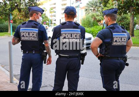 Menton, Frankreich. Oktober 2021. Menton, Frankreich - 18. Oktober 2021: Polizei kontrolliert Verkehrsgeschwindigkeit und Verkehrslärm. Polizei, Municipale, Municipal, Polizei, Kraft, Mandoga Media Deutschland Kredit: dpa/Alamy Live Nachrichten Stockfoto