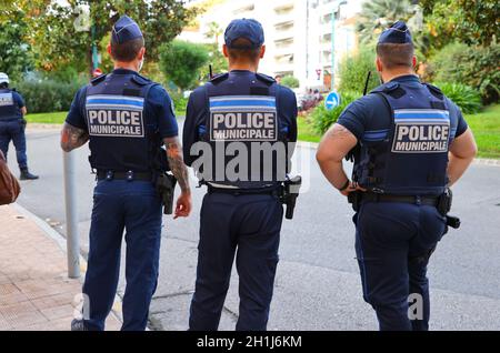 Menton, Frankreich. Oktober 2021. Menton, Frankreich - 18. Oktober 2021: Polizei kontrolliert Verkehrsgeschwindigkeit und Verkehrslärm. Polizei, Municipale, Municipal, Polizei, Kraft, Mandoga Media Deutschland Kredit: dpa/Alamy Live Nachrichten Stockfoto