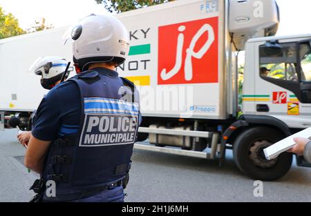 Menton, Frankreich. Oktober 2021. Menton, Frankreich - 18. Oktober 2021: Polizei kontrolliert Verkehrsgeschwindigkeit und Verkehrslärm. Polizei, Municipale, Municipal, Polizei, Kraft, Mandoga Media Deutschland Kredit: dpa/Alamy Live Nachrichten Stockfoto