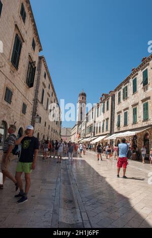 DUBROVNIK, KROATIEN - Aug 3, 2016: Unbekannter Touristen in der Altstadt von Dubrovnik, Kroatien. Dubrovnik ist ein UNESCO Weltkulturerbe Stockfoto