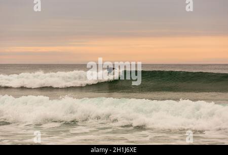 LA VEGA, Asturien, Spanien. 31. Mai, 2017: Surfer am Strand von La Vega, in der Dämmerung, in der Nähe von Llanes, Asturien, Spanien Stockfoto