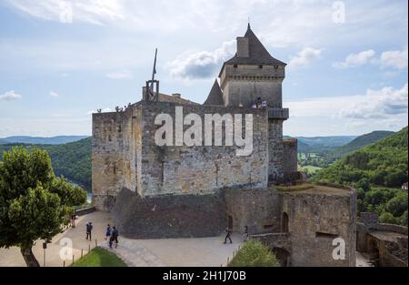 Castelnaud, Dordogne, Frankreich - 13. August 2019: Besucher von Schloss Castelnaud-la-chapelle im Tal der Dordogne, Perigord Noir, Frankreich Stockfoto