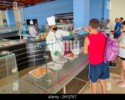 Sharm El Sheikh, Ägypten - 14. September 2020: Kellner in Schutzmaske serviert Essen im Restaurant im Hotel Siva Sharm in Sharm El Sheikh, Ägypten am Sept Stockfoto