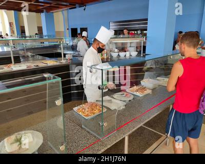 Sharm El Sheikh, Ägypten - 14. September 2020: Kellner in Schutzmaske serviert Essen im Restaurant im Hotel Siva Sharm in Sharm El Sheikh, Ägypten am Sept Stockfoto