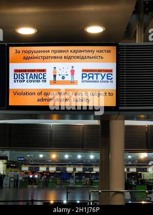 Borispol, Ukraine - 6. September 2020: Coronavirus-Poster und Reisende in der Abflughalle des internationalen Flughafens Boryspil oder KBP in Borispol, Ukra Stockfoto