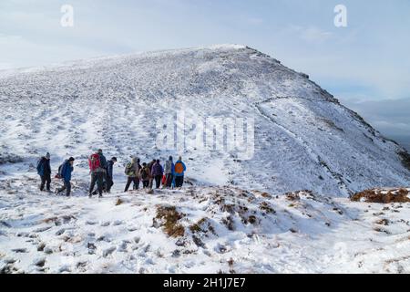 CO KERRY, IRLAND - Februar 4, 2019: die Menschen klettern in den Schnee auf die Brüste von Anu, Co Kerry, Irland Stockfoto