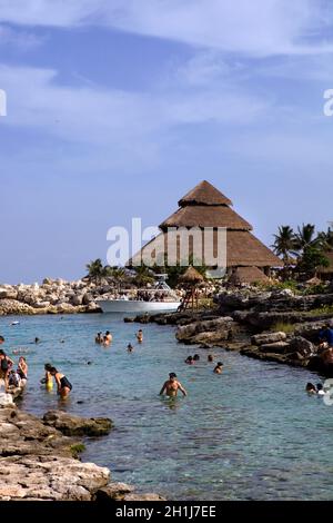 XCARET, MEXIKO - 12. AUGUST: Menschen am Strand im Xcaret Park am 12. August 2010 in Xcaret, Yucatan, Mexiko Stockfoto