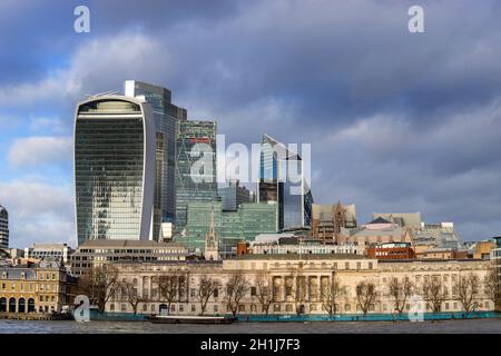 London, GROSSBRITANNIEN - 13. DEZEMBER 2019: Blick auf London, themse mit alten und neuen Gebäuden Stockfoto