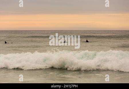 LA VEGA, Asturien, Spanien. 31. Mai, 2017: Surfer am Strand von La Vega, in der Dämmerung, in der Nähe von Llanes, Asturien, Spanien Stockfoto