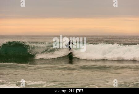 LA VEGA, Asturien, Spanien. 31. Mai, 2017: Surfer am Strand von La Vega, in der Dämmerung, in der Nähe von Llanes, Asturien, Spanien Stockfoto