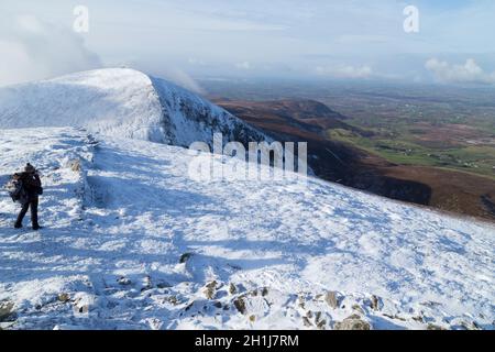 CO KERRY, IRLAND - Februar 4, 2019: Frau klettern in den Schnee auf die Brüste von Anu, Co Kerry, Irland Stockfoto