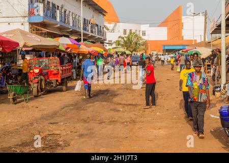 Bissau, Republik Guinea-Bissau - 6. Januar 2020: Straßenszene in der Stadt Bissau mit Menschen auf der Straße, Guinea-Bissau Stockfoto