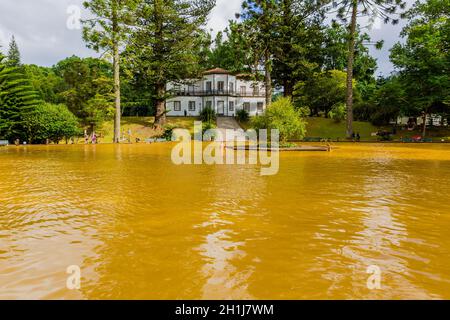 Furnas, Azoren, Portugal - 16. August 2020: Schwimmen in einem Mineralbad im botanischen Garten Terra Nostra in Furnas, Sao Miguel isran Stockfoto