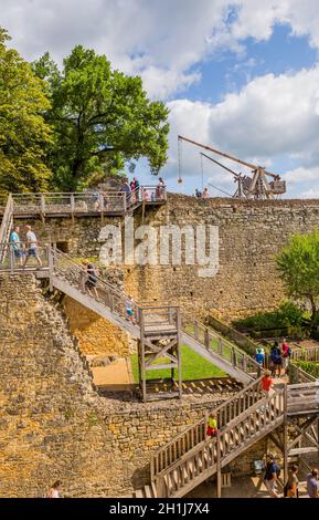 Castelnaud, Dordogne, Frankreich - 13. August 2019: Besucher von Schloss Castelnaud-la-chapelle im Tal der Dordogne, Perigord Noir, Frankreich Stockfoto