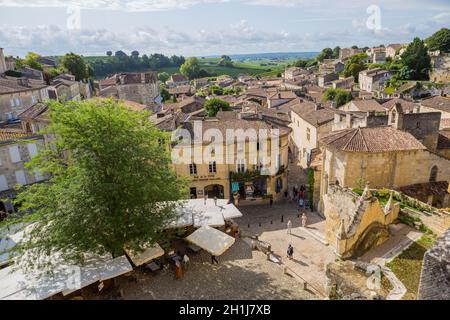 Saint Emilion, Frankreich - 11 August, 2019: die Menschen genießen den Blick auf das Zentrum der alten mittelalterlichen Stadt Saint Emilion, in Aquitanien, Frankreich Stockfoto