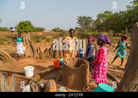 Bissau, Republik Guinea-Bissau - 6. Februar 2018: Frauen und Kinder am Brunnen für Wasser, in der Stadt Bissau, Guinea-Bissau Stockfoto