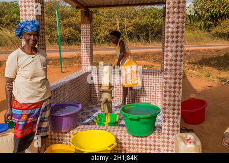 Bissau, Republik Guinea-Bissau - 6. Februar 2018: Frauen und Kinder am Brunnen für Wasser, in der Stadt Bissau, Guinea-Bissau Stockfoto