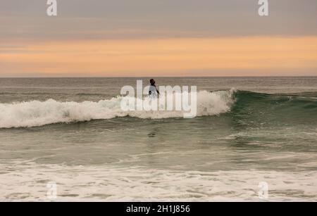 LA VEGA, Asturien, Spanien. 31. Mai, 2017: Surfer am Strand von La Vega, in der Dämmerung, in der Nähe von Llanes, Asturien, Spanien Stockfoto