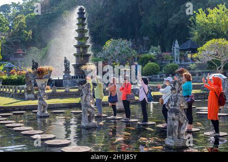 Bali, Indonesien - 17. September 2019: Menschen auf der stepstones von Tirtagangga Wasser Palace in Bali, Indonesien beten Stockfoto