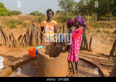 Bissau, Republik Guinea-Bissau - 6. Februar 2018: Frauen und Kinder am Brunnen für Wasser, in der Stadt Bissau, Guinea-Bissau Stockfoto