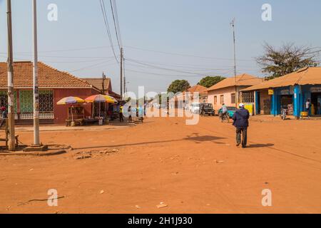 Bissau, Republik Guinea-Bissau - 6. Januar 2020: Straßenszene in der Stadt Bissau mit Menschen auf der Straße, Guinea-Bissau Stockfoto