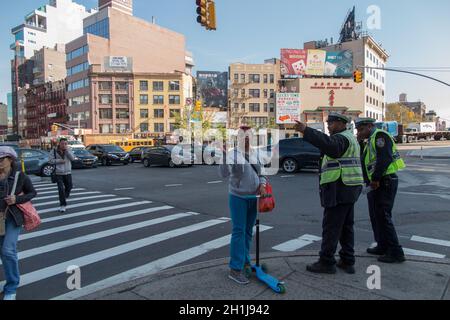 New York, NY - 10. Mai 2016: Touristen genießen das Frühlingswetter mitten auf dem berühmten Times Square in Midtown Manhattan und die hellen Lichter und die Billbs Stockfoto