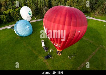 Vilnius, Litauen - 14. September 2021: Eine Gruppe von bunten Heißluftballons, die nacheinander im Vingis Park in Vilnius, Litauen, abfahren. Stockfoto