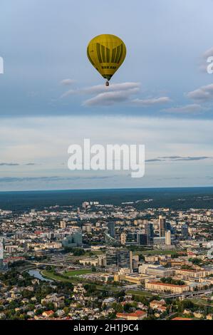 Vilnius, Litauen - 14. September 2021: Gelber Heißluftballon fliegt über Vilnius, Litauen. Stockfoto