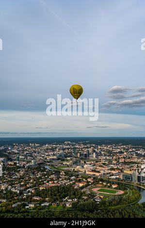 Vilnius, Litauen - 14. September 2021: Gelber Heißluftballon fliegt über Vilnius, Litauen. Stockfoto