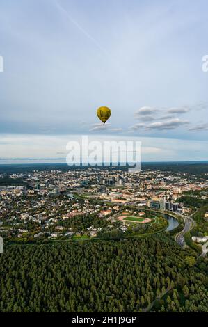 Vilnius, Litauen - 14. September 2021: Gelber Heißluftballon fliegt über Vilnius, Litauen. Stockfoto