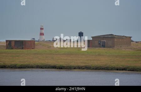 Orford Ness, Orford, Suffolk, England, Großbritannien. Eine Testeinrichtung für Atomwaffen - das technische Hauptquartier der Atomwaffenforschung und die Telemetriestation. Blick über die Alde in Richtung Leuchtturm und Leuchtturm Stockfoto