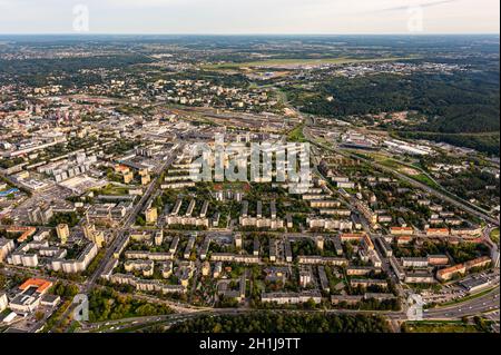 Blick vom Heißluftballon auf den südwestlichen Teil der litauischen Hauptstadt Vilnius. Stadtbild vom Himmel Stockfoto