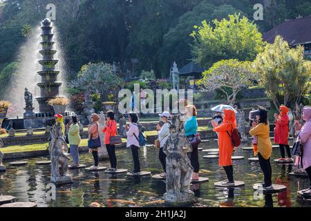 Bali, Indonesien - 17. September 2019: Menschen auf der stepstones von Tirtagangga Wasser Palace in Bali, Indonesien beten Stockfoto