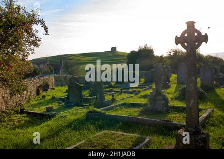 Das Dorf Abbotsbury, Dorset, mit dem Friedhof der Nikolaikirche, der auf den Hügel hinauf zur Katharinenkapelle blickt. Stockfoto