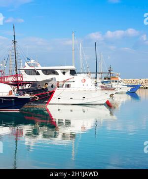 Marina mit Jachten und Motorbooten in hellem Sonnenlicht, Larnaka, Zypern Stockfoto