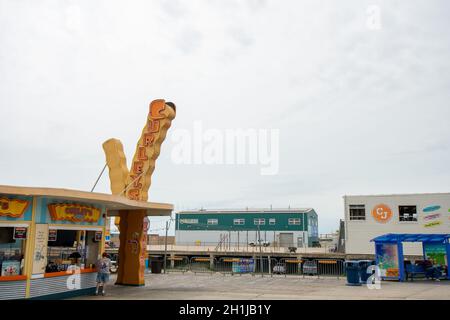 WILDWOOD, NEW JERSEY - 17. September 2020: Curly's Fries auf dem Wildwood Boardwalk Stockfoto