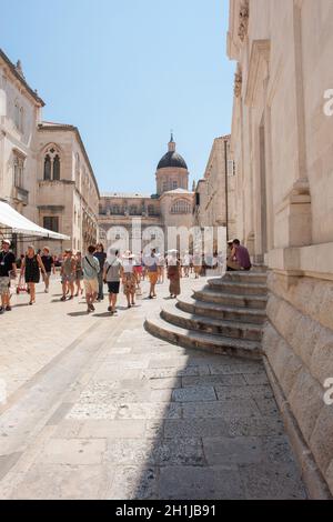 DUBROVNIK, KROATIEN - Aug 3, 2016: Unbekannter Touristen in der Altstadt von Dubrovnik, Kroatien. Dubrovnik ist ein UNESCO Weltkulturerbe Stockfoto