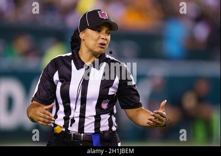 Philadelphia, Pennsylvania, USA. Oktober 2021. Das offizielle Maia Chaka (100) schaut während des NFL-Spiels zwischen den Tampa Bay Buccaneers und den Philadelphia Eagles im Lincoln Financial Field in Philadelphia, Pennsylvania, auf. Christopher Szagola/CSM/Alamy Live News Stockfoto