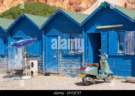 ALBUFEIRA, PORTUGAL - 25. August 2016: Typische kleine Fischer-Holzhäuser in Olhos de Agua, Algarve, Portugal. Stockfoto