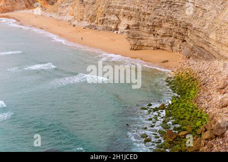 SAGRES, PORTUGAL - 25. August 2016: Menschen am Strand von Sagres. Dieser Strand ist ein Teil des berühmten touristischen Region der Algarve. Stockfoto