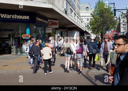 LONDON, GROSSBRITANNIEN - 16. OKTOBER 2015: Überfüllter Bürgersteig auf der Oxford Street mit Touristen aus der ganzen Welt. Stockfoto