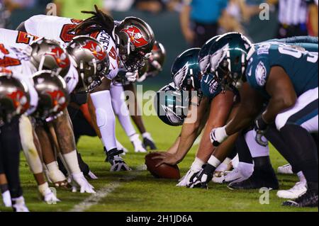 Philadelphia, Pennsylvania, USA. Oktober 2021. Die Adler gegen die Buccaneers während des NFL-Spiels zwischen den Tampa Bay Buccaneers und den Philadelphia Eagles im Lincoln Financial Field in Philadelphia, Pennsylvania. Christopher Szagola/CSM/Alamy Live News Stockfoto