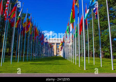 Genf, Schweiz - 17. Juni 2016: Galerie der nationalen Flaggen am Eingang der Vereinten Nationen in Genf, Schweiz Stockfoto