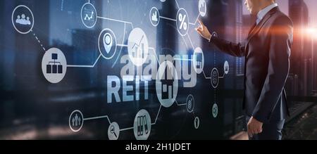 REIT. Immobilieninvestition Vertrauen. Finanzmarkt. Drücken Sie die Taste auf dem Bildschirm von Hand. Stockfoto
